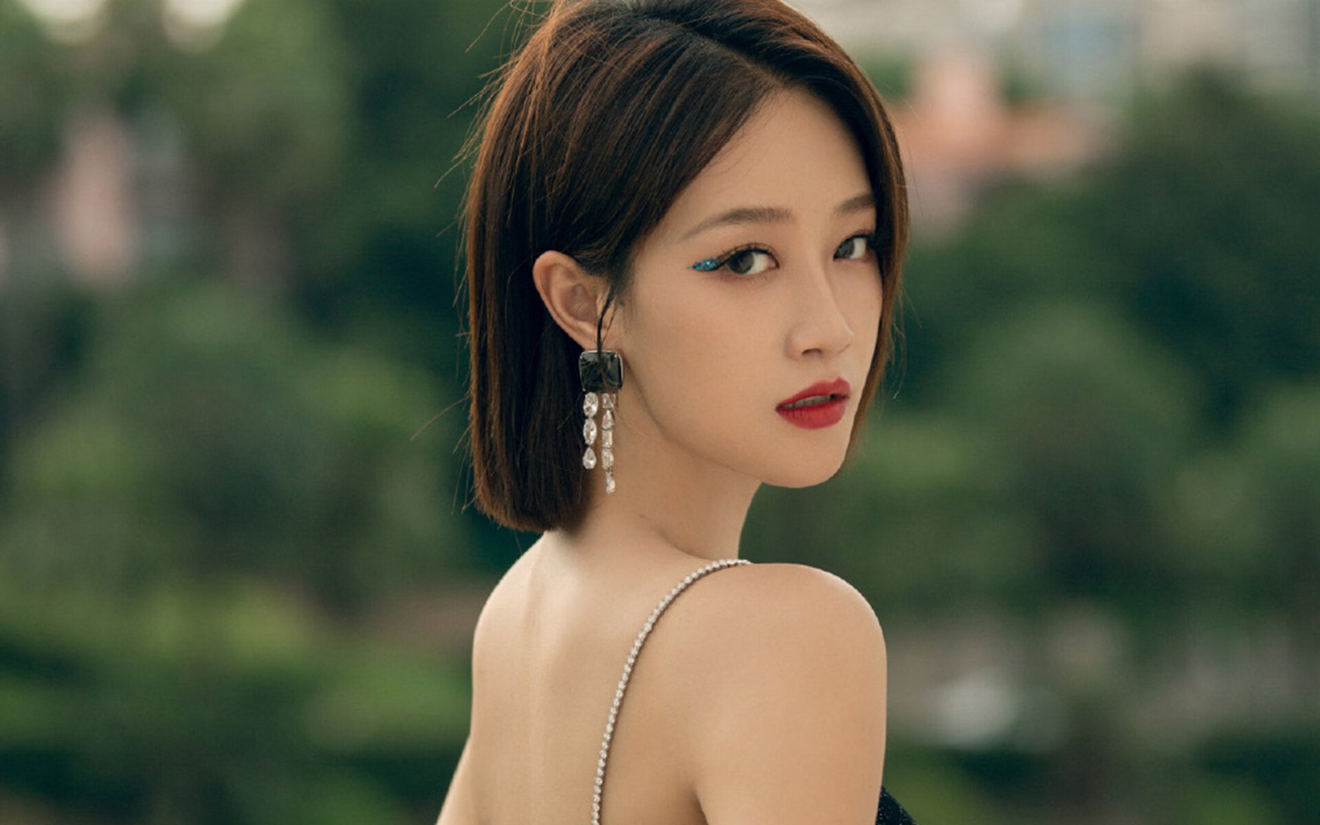 开云体育登录-大漠黄沙浸染绿茵棋盘，新疆式防守反击如何主宰欧冠半决赛焦点战